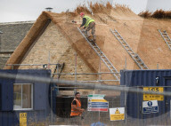 PEOPLE - Ein Strohdach für die Beckham-Luxus-Scheune in Chipping Norton