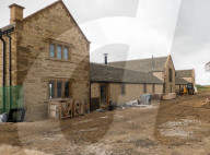 PEOPLE - Ein Strohdach für die Beckham-Luxus-Scheune in Chipping Norton