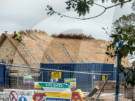 PEOPLE - Ein Strohdach für die Beckham-Luxus-Scheune in Chipping Norton