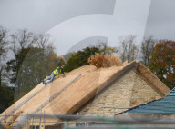 PEOPLE - Ein Strohdach für die Beckham-Luxus-Scheune in Chipping Norton