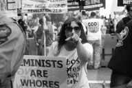 NEWS - Atlanta: Agressive homophobe Demonstranten an der Gay-Pride