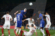 NEWS - Fussballer Gary Cahill von Chelsea spielt mit einer Bandage um den Kopf