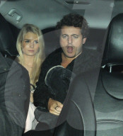 PEOPLE - Lottie Moss auf Tuchfühlung mit unbekannten jungen Mann