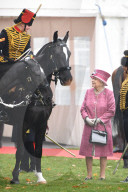 PEOPLE - London: Queen Elizabeth zum Jubiläum der King's Troop Royal Artillery im Hyde Park 