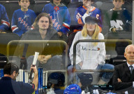 PEOPLE - Dakota Fanning wärmt sich bei ihrem Sitznachbar im Hockeystadion