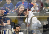 PEOPLE - Dakota Fanning wärmt sich bei ihrem Sitznachbar im Hockeystadion