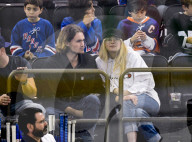 PEOPLE - Dakota Fanning wärmt sich bei ihrem Sitznachbar im Hockeystadion