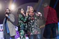 PEOPLE - Hoppala: Gemma Collins stolpert auf der Bühne über eien Falltür