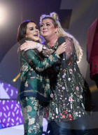 PEOPLE - Hoppala: Gemma Collins stolpert auf der Bühne über eien Falltür
