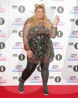 PEOPLE - Hoppala: Gemma Collins stolpert auf der Bühne über eien Falltür