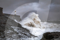 FEATURE - Waghalsige Zuschauer frönen dem Wellenspektakel in Porthcawl