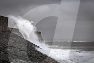 FEATURE - Waghalsige Zuschauer frönen dem Wellenspektakel in Porthcawl