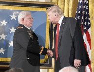 NEWS - Präsident Trump ehrt Captain Rose mit der Tapferkeitsmedaille