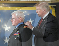 NEWS - PrÃ¤sident Trump ehrt Captain Rose mit der Tapferkeitsmedaille