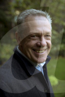 PORTRAIT -  Simon Mann 