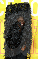 PEOPLE - Grace Jones versteckt sich unter einem Tarnnetz