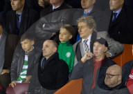 PEOPLE - Rod Stewart schaut mit den Kids das Fussballspiel in Aberdeen