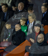 PEOPLE - Rod Stewart schaut mit den Kids das Fussballspiel in Aberdeen