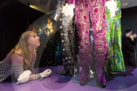 PEOPLE - Prince Ausstellung öffnet in London seine Pforten