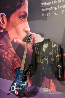 PEOPLE - Prince Ausstellung öffnet in London seine Pforten