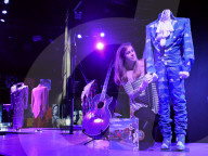 PEOPLE - Prince Ausstellung öffnet in London seine Pforten