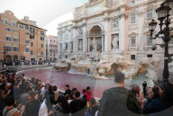 NEWS - Aktivist färbt Wasser des Trevi-Brunnens rot