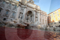 NEWS - Aktivist färbt Wasser des Trevi-Brunnens rot