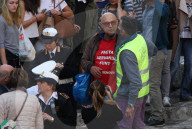 NEWS - Aktivist färbt Wasser des Trevi-Brunnens rot