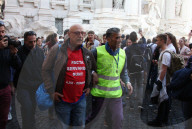 NEWS - Aktivist färbt Wasser des Trevi-Brunnens rot