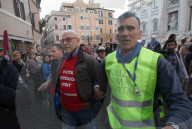 NEWS - Aktivist färbt Wasser des Trevi-Brunnens rot