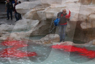 NEWS - Aktivist färbt Wasser des Trevi-Brunnens rot