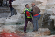 NEWS - Aktivist färbt Wasser des Trevi-Brunnens rot