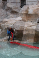 NEWS - Aktivist färbt Wasser des Trevi-Brunnens rot