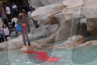 NEWS - Aktivist färbt Wasser des Trevi-Brunnens rot