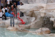 NEWS - Aktivist färbt Wasser des Trevi-Brunnens rot