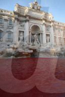 NEWS - Aktivist färbt Wasser des Trevi-Brunnens rot