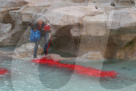 NEWS - Aktivist färbt Wasser des Trevi-Brunnens rot
