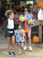 PEOPLE - Kourtney Kardashian besucht mit dem Nachwuchs den Pumpkin Patch in Underwood