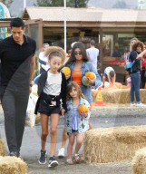 PEOPLE - Kourtney Kardashian besucht mit dem Nachwuchs den Pumpkin Patch in Underwood