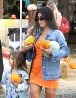 PEOPLE - Kourtney Kardashian besucht mit dem Nachwuchs den Pumpkin Patch in Underwood