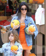 PEOPLE - Kourtney Kardashian besucht mit dem Nachwuchs den Pumpkin Patch in Underwood