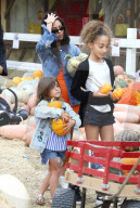 PEOPLE - Kourtney Kardashian besucht mit dem Nachwuchs den Pumpkin Patch in Underwood