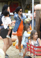 PEOPLE - Kourtney Kardashian besucht mit dem Nachwuchs den Pumpkin Patch in Underwood