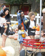 PEOPLE - Kourtney Kardashian besucht mit dem Nachwuchs den Pumpkin Patch in Underwood
