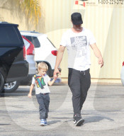 EXKLUSIV - Josh Duhamel bummelt mit Klein Axl in Brentwood