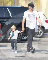 EXKLUSIV - Josh Duhamel bummelt mit Klein Axl in Brentwood