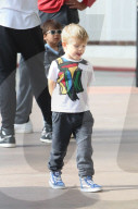 EXKLUSIV - Josh Duhamel bummelt mit Klein Axl in Brentwood