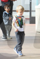 EXKLUSIV - Josh Duhamel bummelt mit Klein Axl in Brentwood