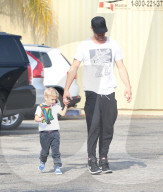 EXKLUSIV - Josh Duhamel bummelt mit Klein Axl in Brentwood