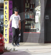 EXKLUSIV - Josh Duhamel bummelt mit Klein Axl in Brentwood